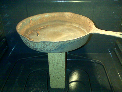 cast iron skillet in oven - gick turned to ash